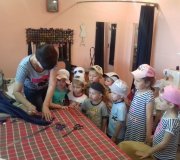 Діти пізнають професію швеї
